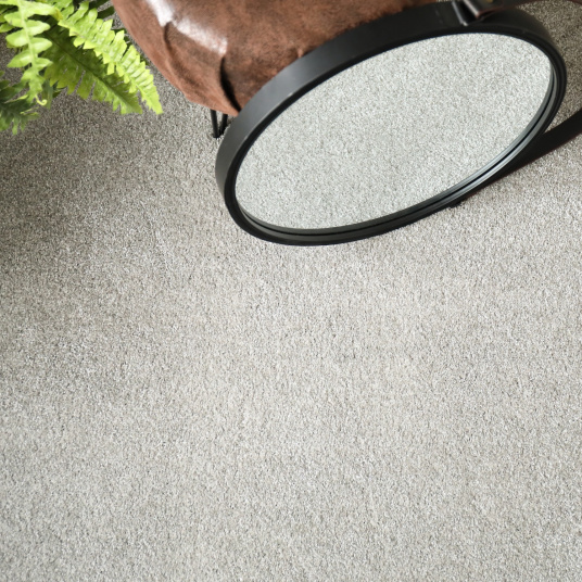 Touch Gris clair, moquette poils longs à la texture dense et lumineuse