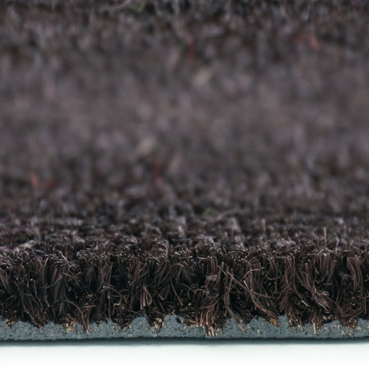 Tapis brosse coco brun 17 mm filé à la main, vue macro des fibres naturelles sur la tranche