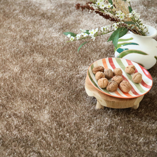 Tapis Éclat shaggy marron clair dans un intérieur chaleureux, esprit cocooning et détente