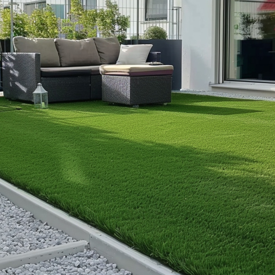Espace détente moderne sur terrasse avec gazon artificiel Saint-Tropez 50 mm doux et résistant