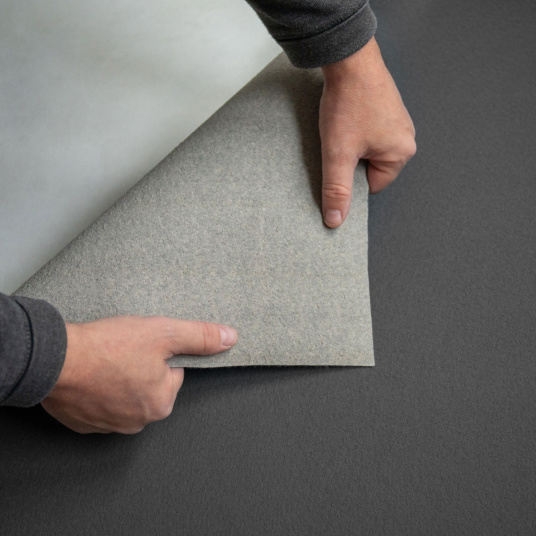 Moquette filmée Stand Event Gris souris retournée montrant la face arrière du revêtement textile