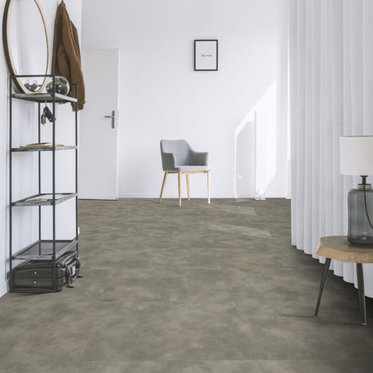 Sol en dalles PVC plombantes 50 x 50 béton gris clair pour pose libre rapide en rénovation