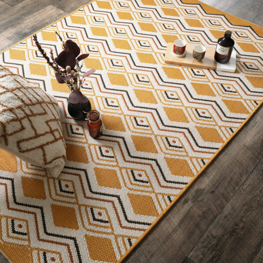 Tapis d'extérieur ou de salon - Motifs graphiques - Jaune safran - Vue de loin