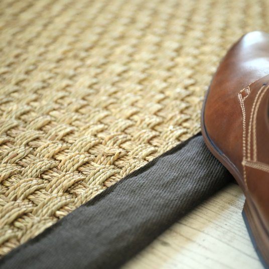 Tapis jonc de mer Paro fin natté finition gris anthracite - zoom