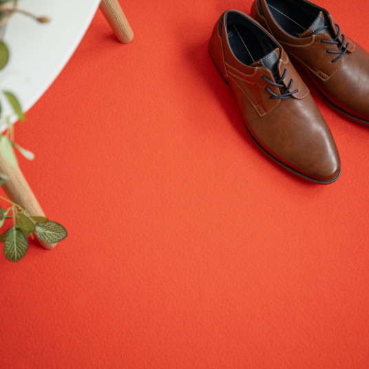 Stand Event Orange sanguine avec film de protection, moquette pour scénographie et espace d’exposition