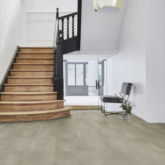Dalles effet pierre Stone grey ID Essential Click 30 posées dans un hall lumineux