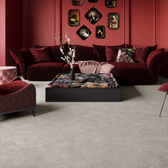 Moquette Pulse Argile beige intégrée dans une pièce à l’esprit intimiste, apportant une douceur veloutée et une élégance discrète