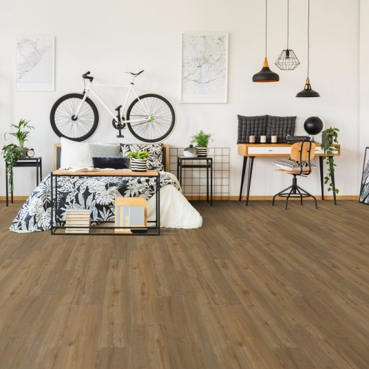 Lames vinyle rigides Performance Clic 5G Parquet Chêne Moyen dans une chambre au style contemporain