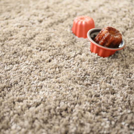Moquette shaggy marron tendre Back70, texture dense et chaleureuse au style rétro chic