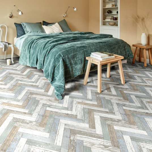 Sol Vinyle First - Imitation parquet usé chevron coloré - Chambre