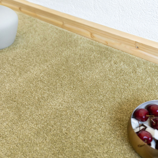Moquette ultra douce Kawaii Vert tendre avec plateau miroir et fruits rouges dans un salon lumineux