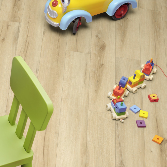 Lame vinyle à clipser Gerflor Creation 40 rigid acoustic Cedar Pure dans une chambre d’enfant chaleureuse