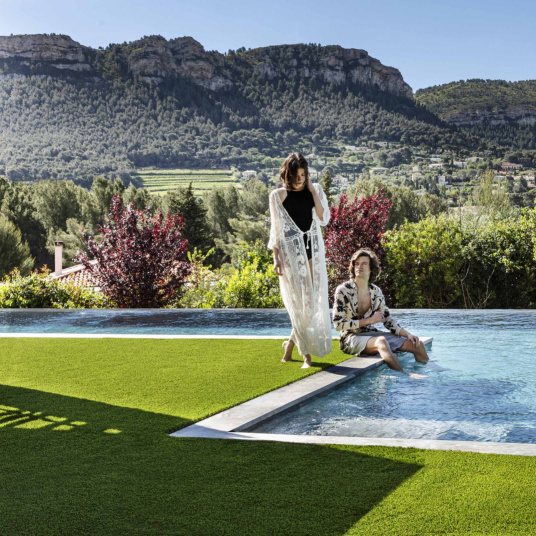 Gazon synthétique Premium Piscine & Spa 100% recyclable - 35mm autour d’une piscine avec vue