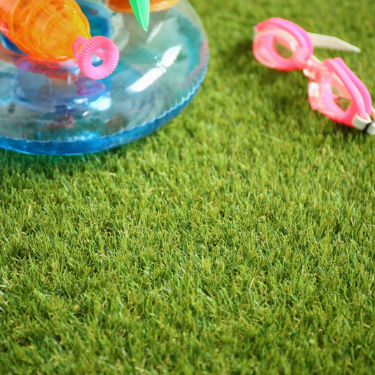 Gazon synthétique confortable et pratique pour les zones ludiques extérieures