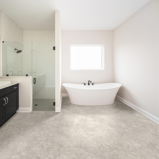 Sol lino PVC Black Edition gris aspect béton dans une salle de bain contemporaine