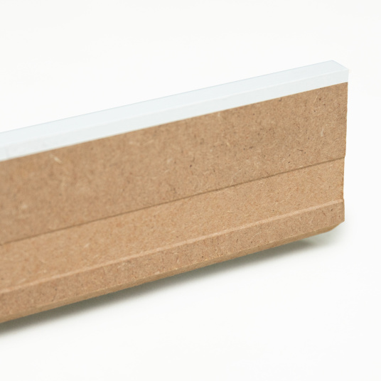 Profil arrière de la plinthe à peindre pour parquet contrecollé avec zone de passage de câble