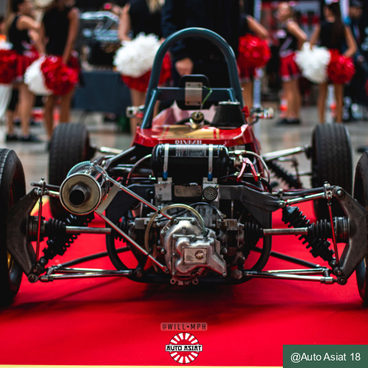Mise en valeur d’un stand événementiel avec moquette rouge vif Stand Expo filmé