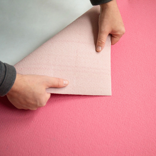 Coin arrondi de la moquette événementielle Stand Event Rose candy à poser sur stand d’exposition