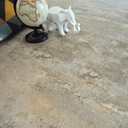 Vue de la dalle sol vinyle Performance - Béton beige - Pose flottante sans colle