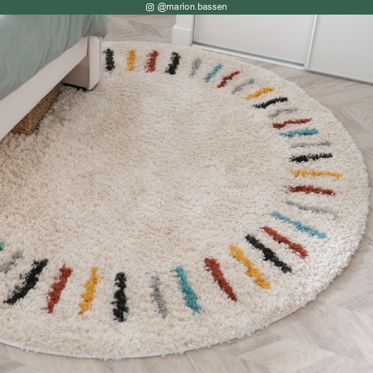 Tapis rond chambre d'enfant berbère Adel - Beige et traits multicolores apportant une note joyeuse près du lit