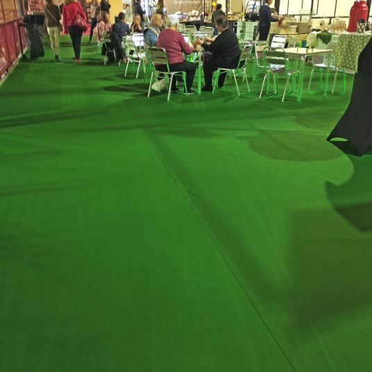 Moquette aiguilletée filmée Stand Event vert olive, protection garantie avant ouverture d’événement
