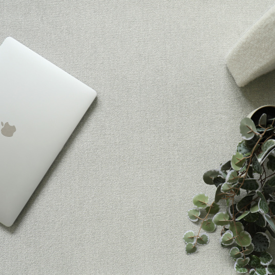 Moquette Sylon gris galet avec accessoires décoratifs posés sur le sol textile