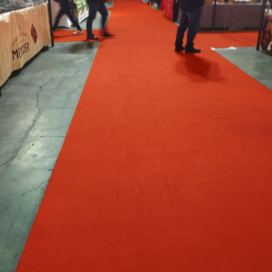 Moquette filmée orange sanguineStand Event, finition soignée pour sols d’exposition ou d’événement
