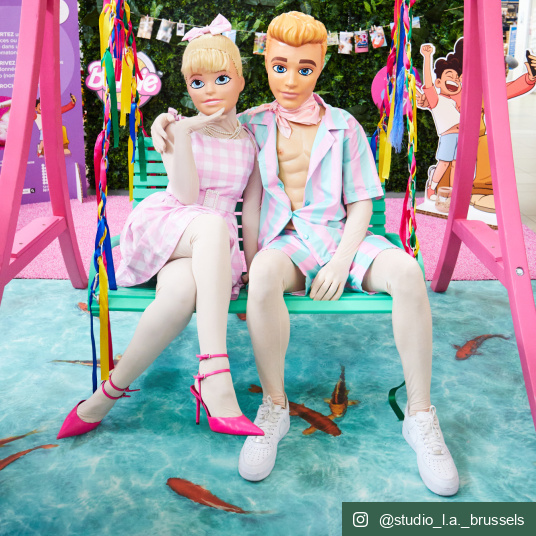 Ambiance événementielle sur Sol Vinyle Textile – Relief 3D – Imprimé poisson Koï japonais, décor original et ludique