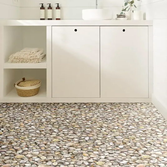 Sol vinyle textile Relief 3D imprimé Coquillages, rendu naturel dans une salle de bain épurée