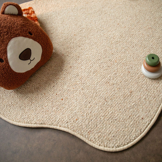 Tapis Latoon grège en forme organique avec peluche et jouet