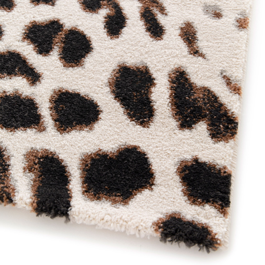 Perspective du motif léopard sur tapis de salon poils ras