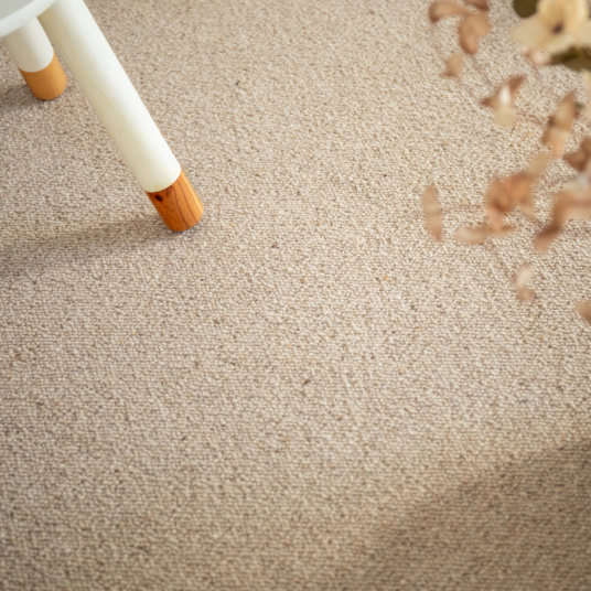 Revêtement de sol moquette pure laine Mallow beige avec décoration minimaliste