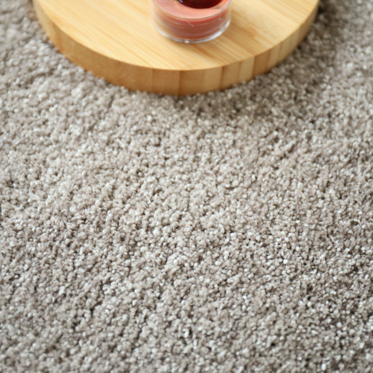 Tapis doux poils longs Touch grège clair ganse marron glacé - vue de près