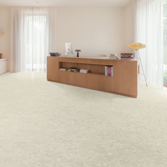 Sol vinyle District NY béton vieilli blanc minéral, ambiance loft new-yorkais moderne