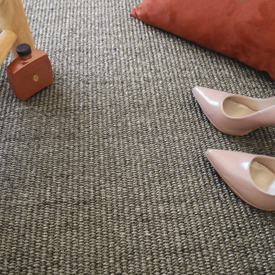 Tapis sur mesure sisal haut de gamme Terralys Argile fibres végétales dans un intérieur élégant