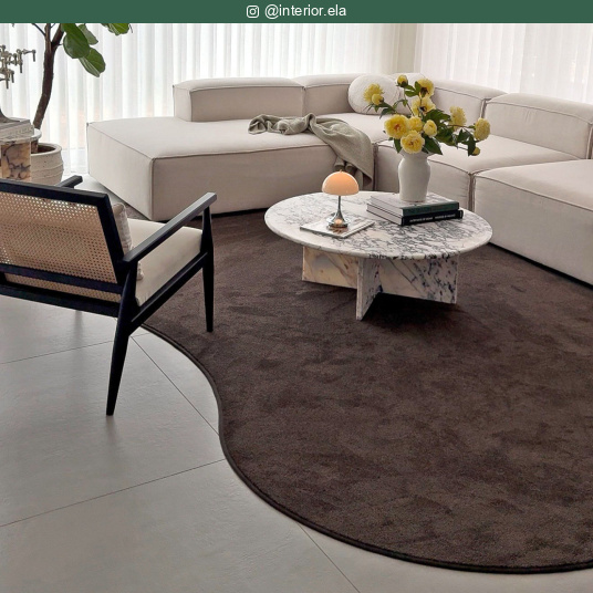 Tapis en matière recyclée de forme organique - Re-cycle - Chocolat