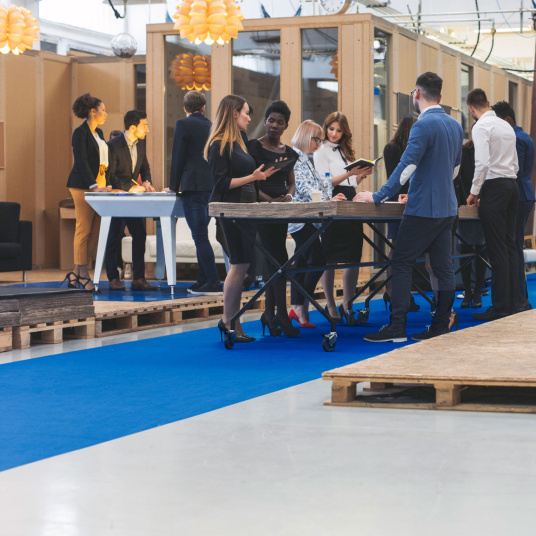 Allée en moquette filmée Stand Event bleu azur pour salons et rencontres professionnelles