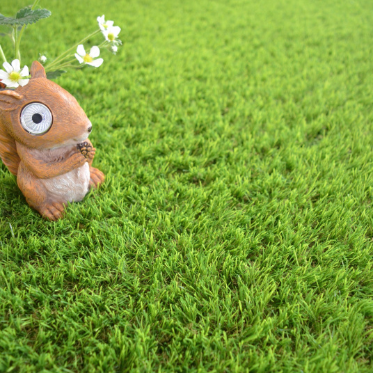 Gazon synthétique Fontainebleau 30 mm avec décoration florale et figurine d’écureuil, rendu naturel et soigné