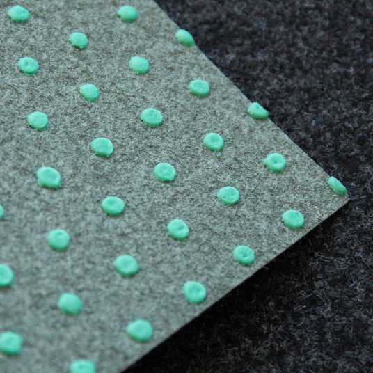 Détail des picots drainants de la Moquette d'extérieur sur plots - Terrasse et Balcon - Gris anthracite