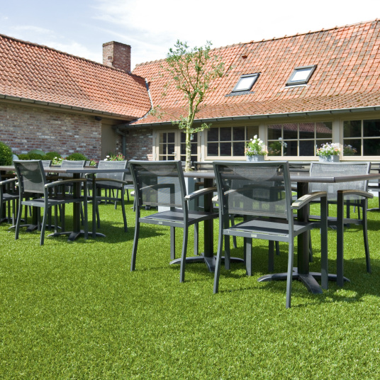 Terrasse extérieure aménagée avec le gazon Botanic Garden - 40mm