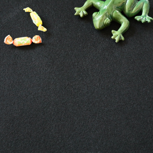 Zoom sur bonbons et grenouille sur moquette noire Stand Expo