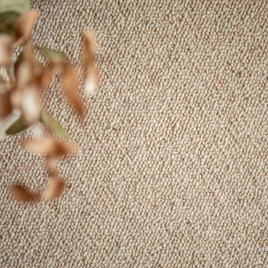Tapis sur mesure laine vierge bouclée Mallow beige – ambiance déco naturelle