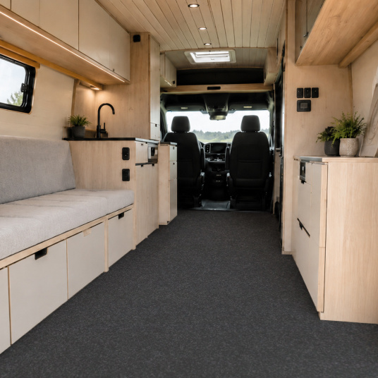 Moquette pour coffre et tapis de sol voiture au mètre - Noir chiné intégrée à l'aménagement intérieur d'un véhicule de loisirs