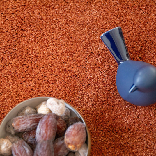Moquette ultra douce Pulse cuivre brûlé, détail matière avec objet déco et fruits