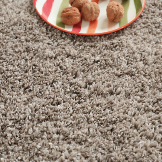 Tapis shaggy sur mesure Back70 marron tendre, texture dense et chaleureuse esprit rétro