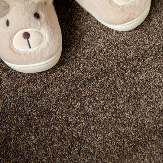 Tapis sur mesure en polyester recyclé Re-cycle Chocolat, confort doux sous les pieds dans un espace détente