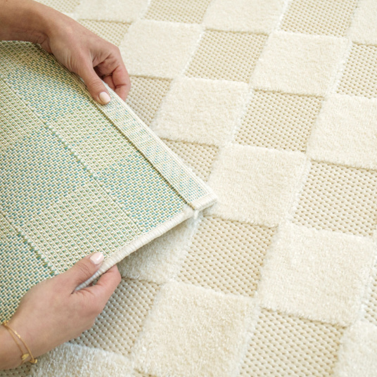 Vue du dessous du tapis Petit Marius crème, adapté à l’intérieur comme à l’extérieur