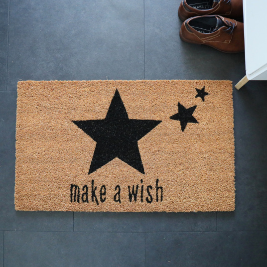 Paillasson Coco 45 x 75 cm - Étoiles exclusivité Decoweb vu de dessus, en fibres naturelles de coco avec motif étoiles et inscription « make a wish »