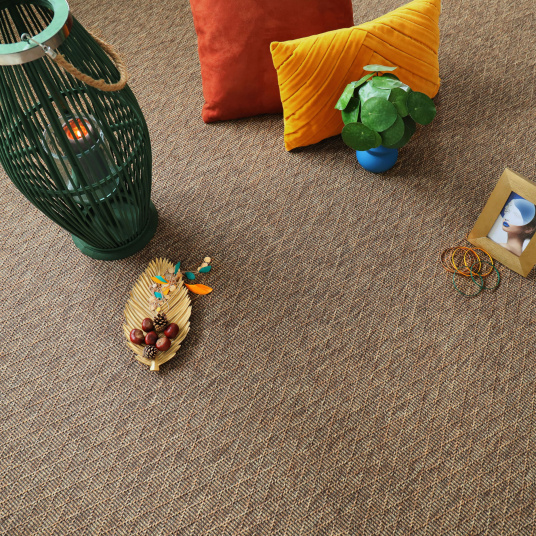 Tapis intérieur / extérieur Timika - Marron camel - Galon noir, tapis tissé plat avec coussins orange, vase vert et accessoires décoratifs