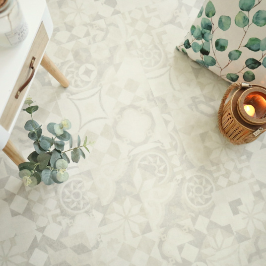 Ambiance naturelle avec les dalles PVC Mix and Match - Click 5G - Carreaux de ciment beige clair